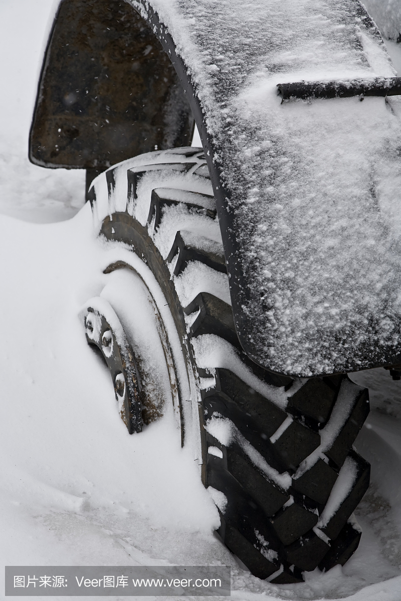 卡车轮胎被雪压着